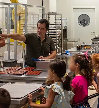 Mr Laurent montrant l'atelier aux enfants lors d'une visite